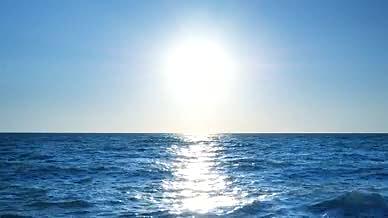 波光粼粼湛蓝色海面视频的预览图
